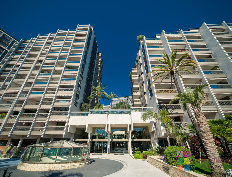 À VENDRE – LE PARK PALACE - SPACIEUX 2 PIECES A RENOVER