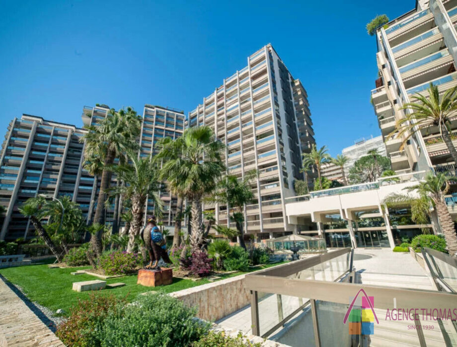 À VENDRE – LE PARK PALACE - SPACIEUX 2 PIECES A RENOVER