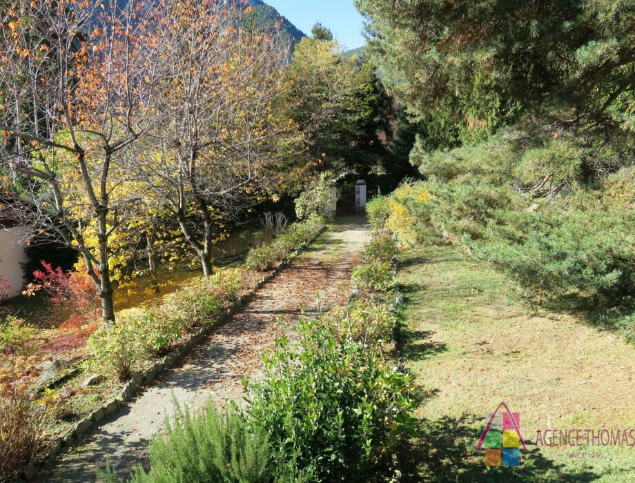 Maison Familiale avec Terrain et Vue Panoramique - Opportunité Unique