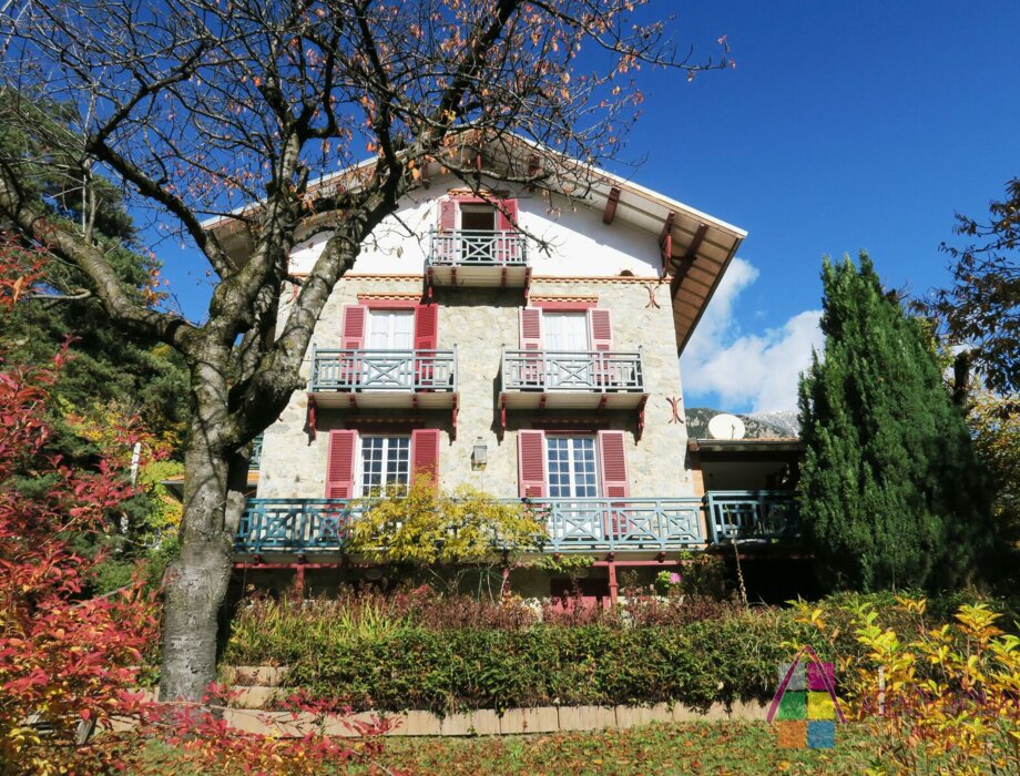 Maison Familiale avec Terrain et Vue Panoramique - Opportunité Unique