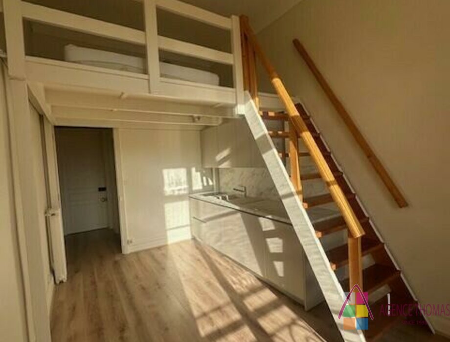 EMPLACEMENT IDEAL POUR CE STUDIO CENTRAL AVEC MEZZANINE