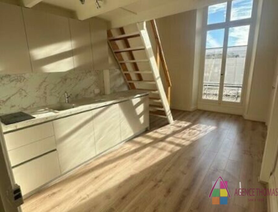 EMPLACEMENT IDEAL POUR CE STUDIO CENTRAL AVEC MEZZANINE
