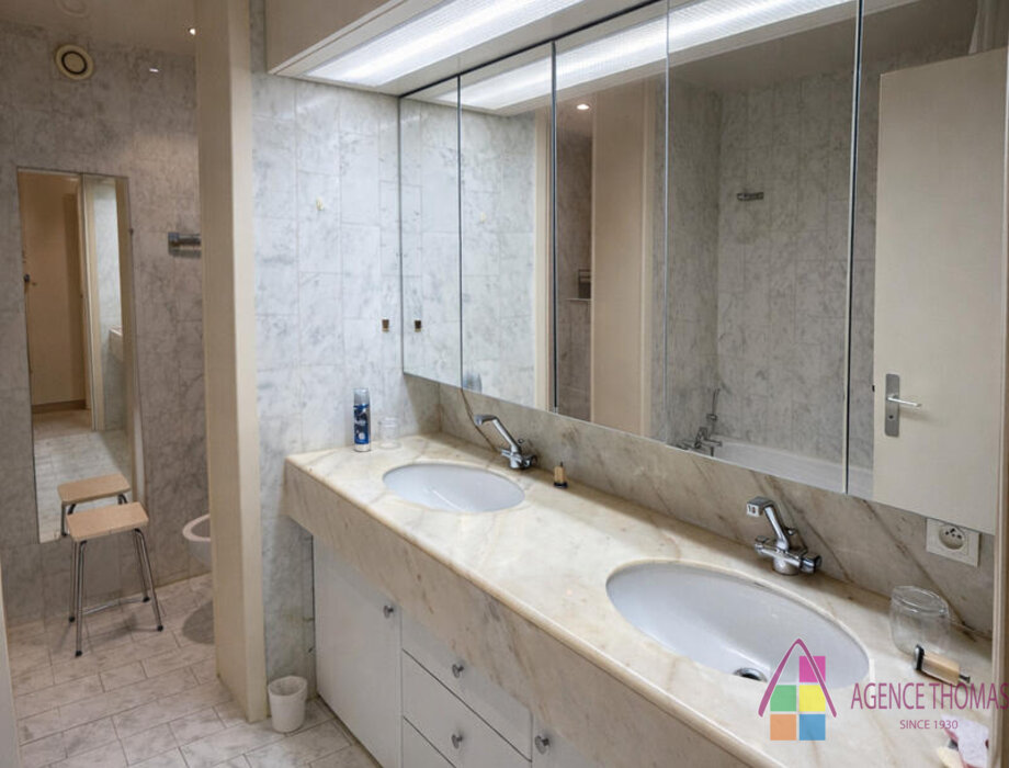 À VENDRE – LE PARK PALACE - SPACIEUX 2 PIECES A RENOVER