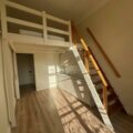 EMPLACEMENT IDEAL POUR CE STUDIO CENTRAL AVEC MEZZANINE
